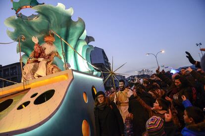 El rey Melchor en su carroza, durante la tradicional Cabalgata de Reyes que ha tenido lugar esta tarde en Ourense.