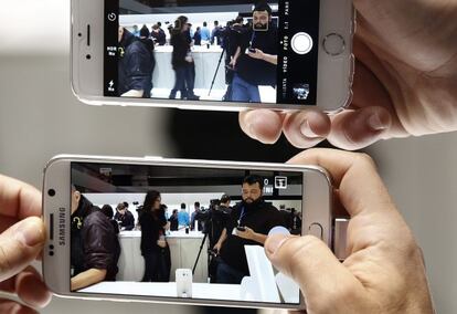 Un usuario contempla la resolución del Samsung Galaxy 6 y del iPhone.