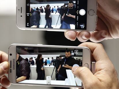 Un usuario contempla la resolución del Samsung Galaxy 6 y del iPhone.