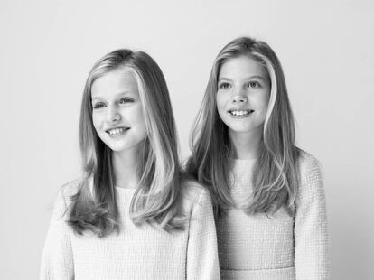 Las dos hermanas, la princesa Leonor y la infanta Sofía, retratadas en blanco y negro.