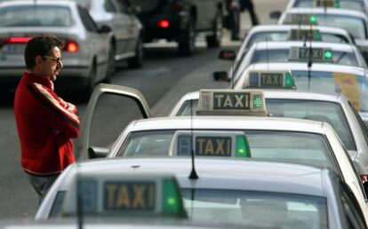 Varios taxis aguardaban turno este lunes en una parada de Madrid.