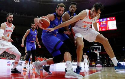 Oriola intenta arrebatar el balón a Belinelli y Brooks.