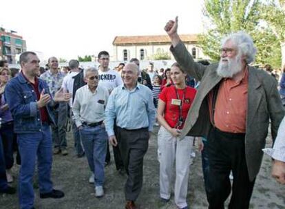 Leonardo Boff saluda en su visita a la parroquia San Carlos Borromeo en Vallecas