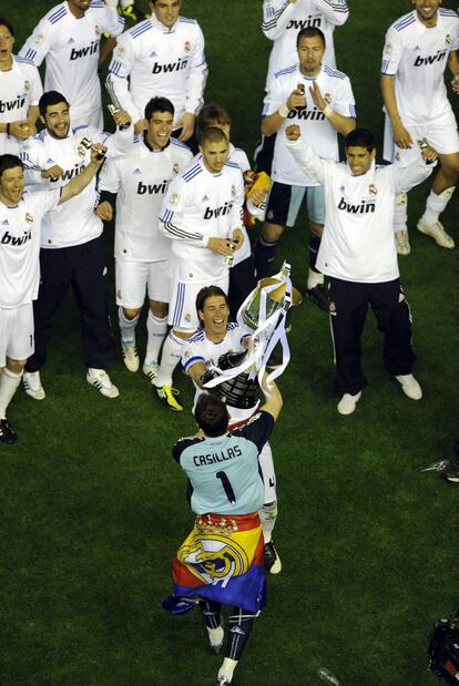 El equipo madridista recibe la Copa del Rey, que se le resistía desde hacía casi dos décadas