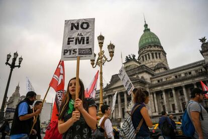 Agrupaciones de izquierda marchan este miércoles frente al Congreso contra la decisión de Macri de pedir un rescate al FMI.