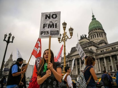 Agrupaciones de izquierda marchan este miércoles frente al Congreso contra la decisión de Macri de pedir un rescate al FMI.