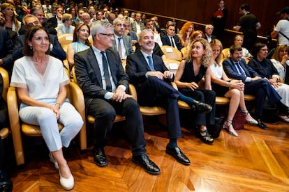 Jaume Collboni junto a la portavoz socialista en Madrid, reyes Maroto (izquierda) y la expesidenta del Congreso, Meritxell Batet (derecha) en la conferencia 'Barcelona es capital'.