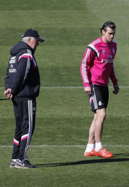 Ancelotti y Bale, durante el entrenamiento en Valdebebas