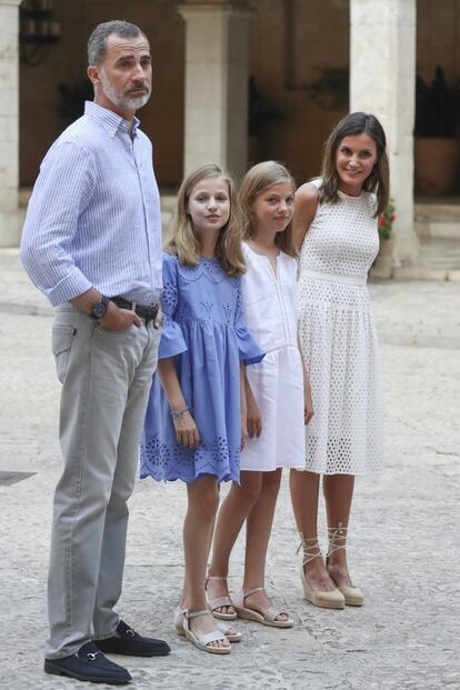 Los Reyes junto a sus hijas. 