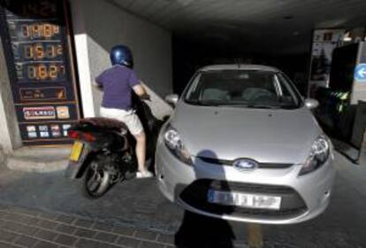 Un motorista junto al panel de precios de una gasolinera de Madrid. EFE/Archivo