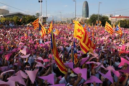 Banderas esteladas en la plaza de las Glories de Barcelona.