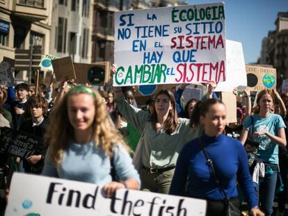 Miles de personas marchan en Barcelona por el clima.