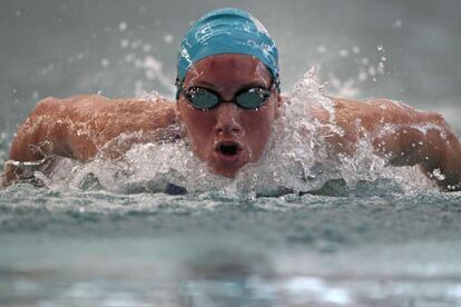 Nadador francés Camille Muffat compitiendo en 100 metros mariposa, durante los campeonatos de natación de Francia en Chartres. 