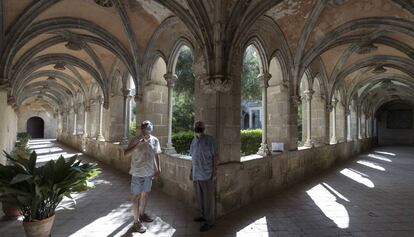 Jaume Aymar (amb camisa blava), en el claustre de Sant Jeroni de la Murtra de Badalona.