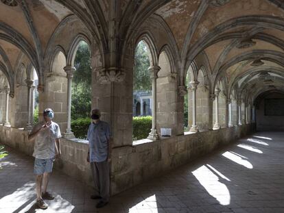 Jaume Aymar (amb camisa blava), en el claustre de Sant Jeroni de la Murtra de Badalona.
