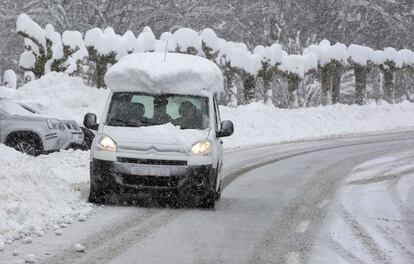 Un coche circula por la N-135 en el término de Roncesvalles (Navarra), hoy.