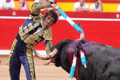 Juan José Padilla coloca una banderilla a su segundo toro.