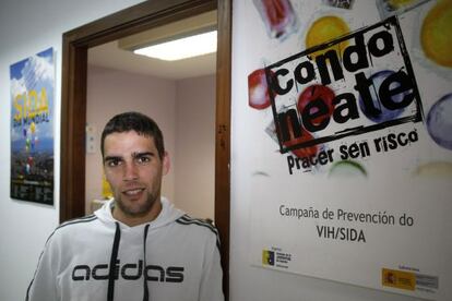 Un representante del comité antisida de Vilagarcía de Arousa, en la sede de la entidad.