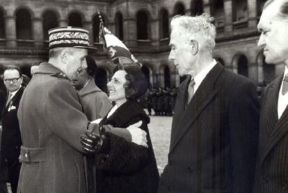 El general Charles de Gaulle abraza a Virtudes Cuevas tras imponerle la Orden de la Legión de Honor.