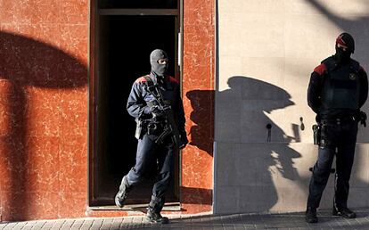 The Mossos d’Esquadra search a property in L’Hospitalet de Llobregat.