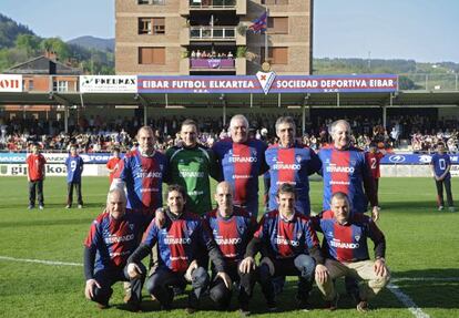 Homenaje a los veteranos jugadores del Eibar antes de empezar el partido de Ipurua.