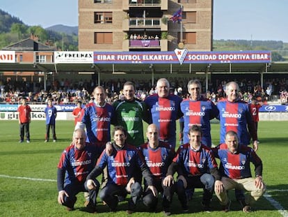 Homenaje a los veteranos jugadores del Eibar antes de empezar el partido de Ipurua.