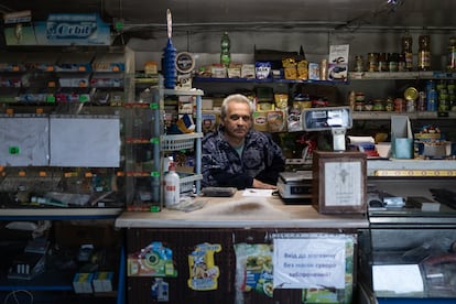 Yuri Fedorenko, propietario de la única tienda que sigue abierta en Berestove, una localidad fronteriza entre las regiones de Donetsk y Lugansk.