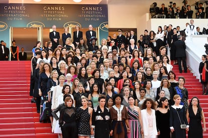 Hasta 82 mujeres, entre las que se encontraban estrellas como Penélope Cruz, Kristen Stewart, Jane Fonda, Salma Hayek o Marion Cotillard, se plantaron en las escaleras de Cannes para evidenciar y denunciar la desigualdad de género histórica del festival en pleno auge del movimiento #MeToo. Un dato: en 76 ediciones del certamen, solo tres mujeres han levantado la Palma de Oro, con Justine Triet (Anatomía de una caída) como más reciente ganadora. Cate Blanchett, presidenta del jurado aquel 2018, resumió el sentir de la protesta: “Las mujeres no son una minoría en el mundo, pero el estado actual de nuestra industria señala lo contrario”.