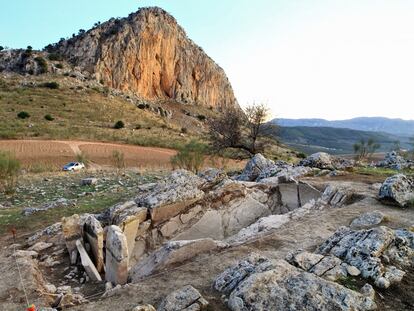 La Peña de los Enamorados (Málaga), donde un equipo arqueológico encontró en 2020 un sepulcro.