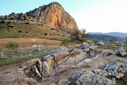 La Peña de los Enamorados (Málaga), donde un equipo arqueológico encontró en 2020 un sepulcro.