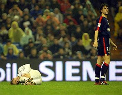 Michel Salgado, en el suelo, tras ser pisado por Pablo Alfaro en el partido de la primera vuelta.