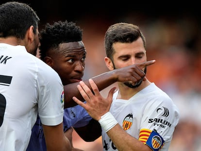 Vinicius Junior apunta a un hincha ante los insultos recibidos en el estadio de Valencia.