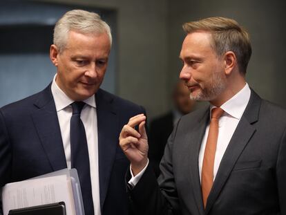 A la izquierda, el ministro de Finanzas francés, Bruno Le Maire, escucha a su homólogo alemán, Christian Lindner.