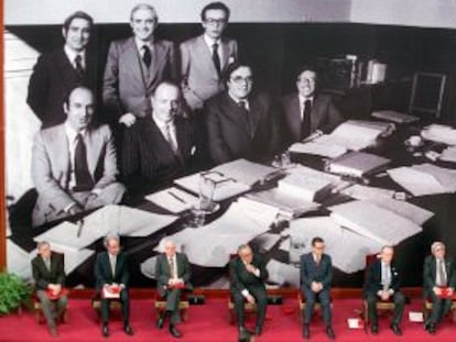 Los siete miembros de la ponencia que redactó el anteproyecto de la Constitución de 1978 en 200. En la imagen, de izquierda a derecha. Jordi Sole Tura, Miguel Roca, Jose Pedro Perez Llorca, Gregorio Peces Barba, Miguel Herrero de Miñon, Manuel Fraga y Gabriel Cisneros.