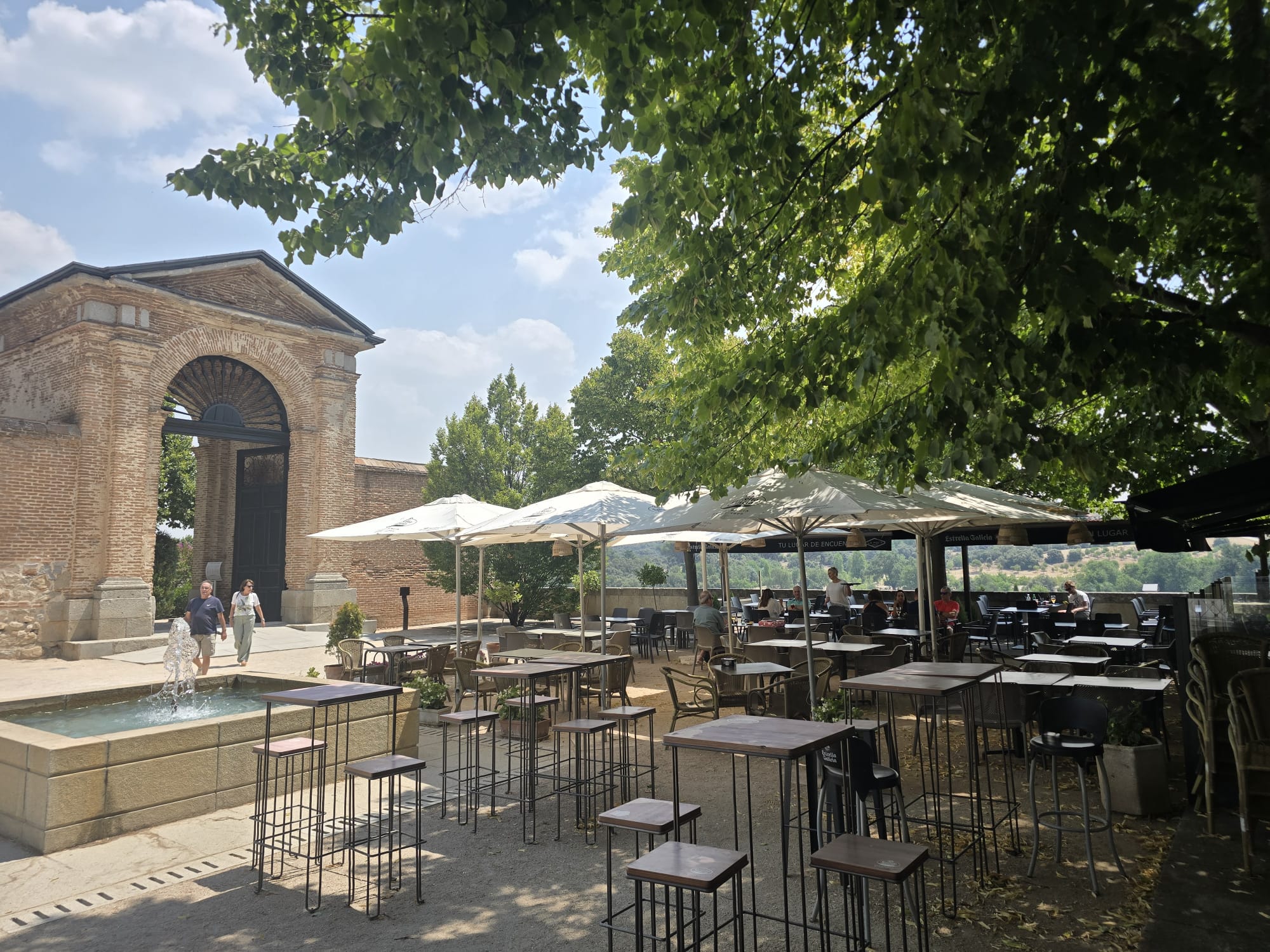 Varios comensales sentados este sábado a primera hora de la tarde en la terraza de Le Port, un restaurante con vistas al monte de Boadilla.
