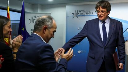 Puigdemont y otros dirigentes de Junts durante el anuncio del pacto.