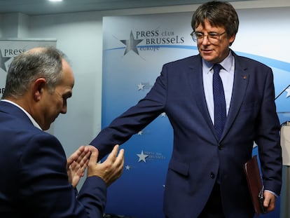 Jordi Turull aplaude a Carles Puigdemont, la semana pasada en Bruselas.