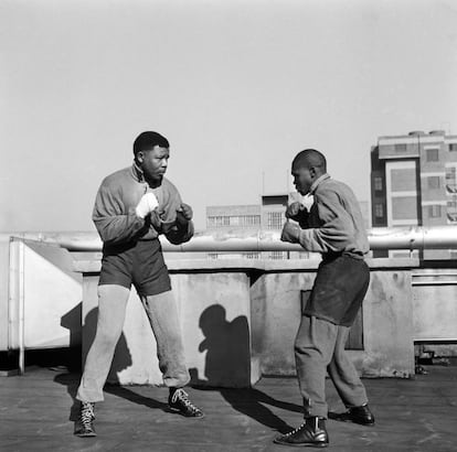 Nelson Mandela (e) pratica boxe com Jerry Moloi em Johannesburgo em 1957.