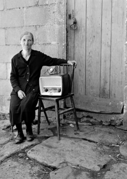 Dorotea posa con su radio en Soutelo de Montes (Pontevedra), en 1960.