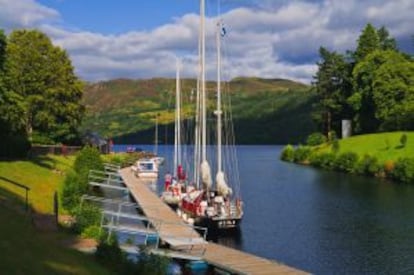 Veleros en el muelle de Fort Augustus, entrada al mítico lago Ness, en Escocia, desde el canal de Caledonia.