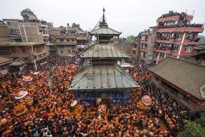 Durante estas celebraciones, un carro de madera de tres pisos pasea al ídolo venerado de Bhairab a través de las estrechas calles de Bhaktapur (Nepal).