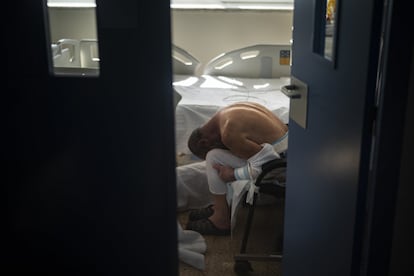 Un paciente de coronavirus descansa en una silla dentro de una habitación aislada en un hospital público de Barcelona, el 18 de noviembre de 2020.