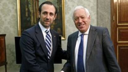 Bauz&aacute;, junto al ministro de Exteriores, Jos&eacute; Manuel Garc&iacute;a Margallo, con quien se ha reunido hoy en Madrid.