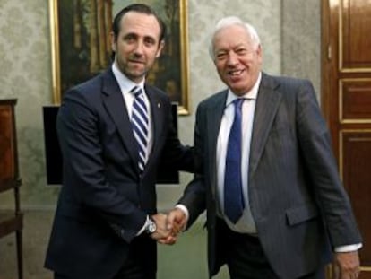 Bauz&aacute;, junto al ministro de Exteriores, Jos&eacute; Manuel Garc&iacute;a Margallo, con quien se ha reunido hoy en Madrid.