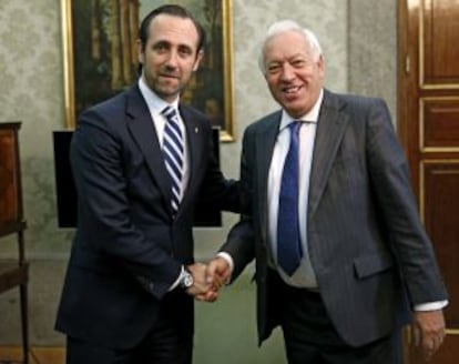 Bauz&aacute;, junto al ministro de Exteriores, Jos&eacute; Manuel Garc&iacute;a Margallo, con quien se ha reunido hoy en Madrid.