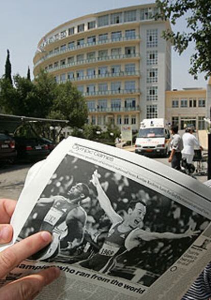 Un diario con la foto de Kenteris campeón. Al fondo, el hospital Kat.