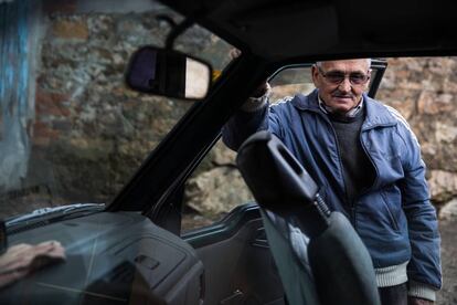 Manuel López, uno de los conductores mayores de 74 años de O Saviñao.