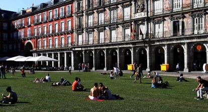 El c&eacute;sped en la plaza Mayor de Madrid. 