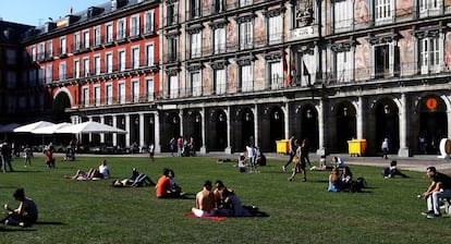El césped en la plaza Mayor de Madrid.