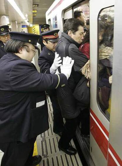 Japoneses entran en un tren.